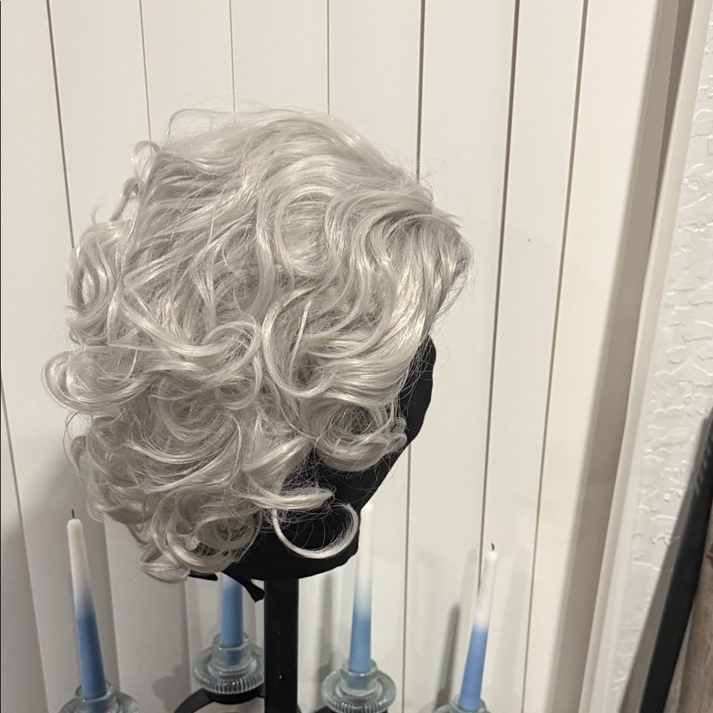 Elegant Silver Curly Wig - Picture 2 of 4